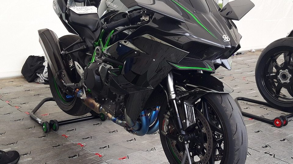Kawasaki Ninja H2R (track)