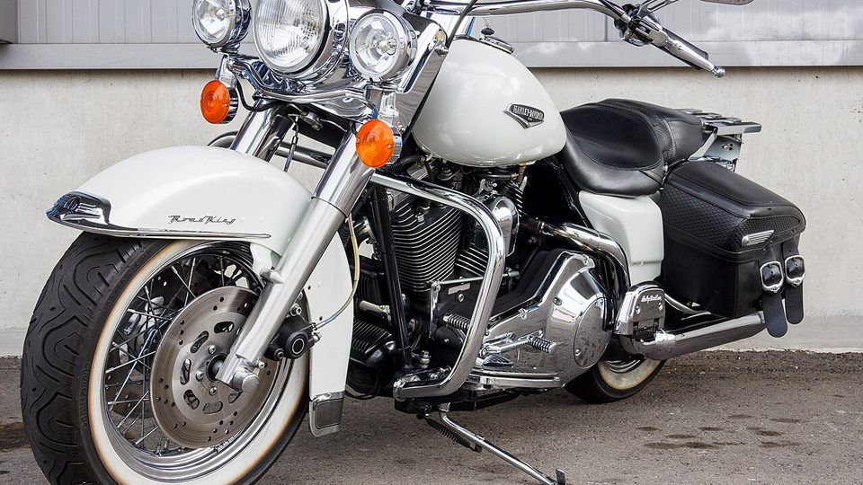 Harley-Davidson Road King (ape hangers, open pipes)