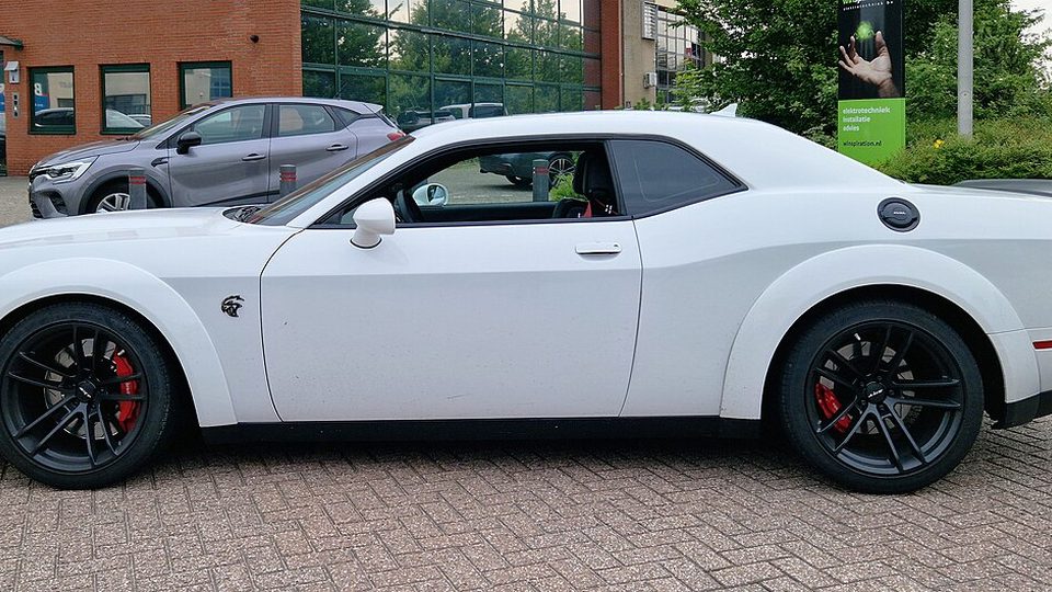 Dodge Challenger SRT Hellcat (straight-piped)