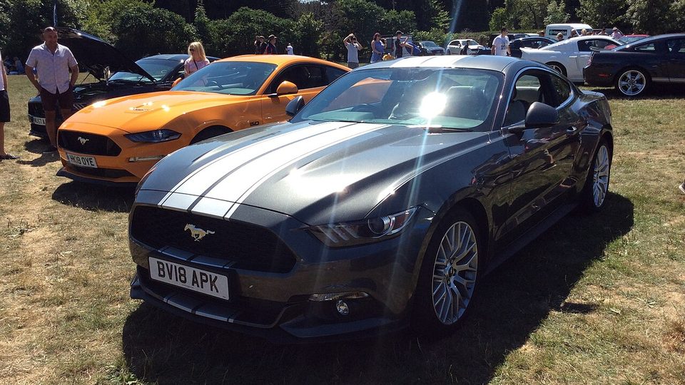 Ford Mustang EcoBoost (fake V8 speaker)